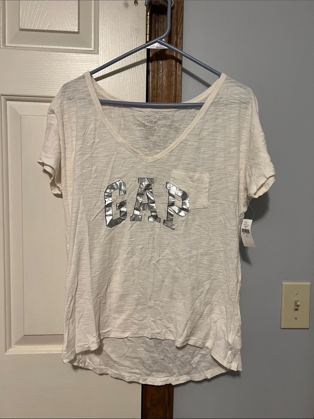 GAP Off White Short-Sleeve V-Neck Logo Tee with Metallic Letters